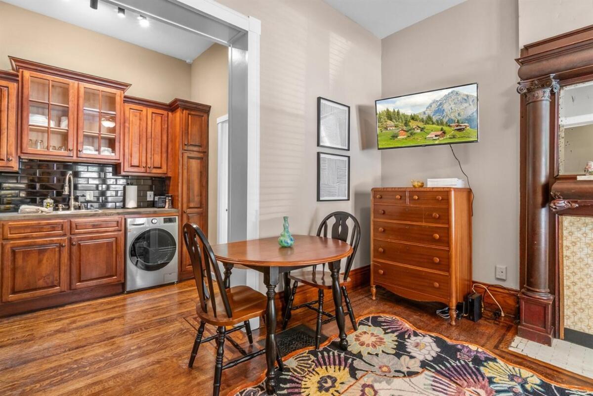 Broadway Basecamp! Apartment