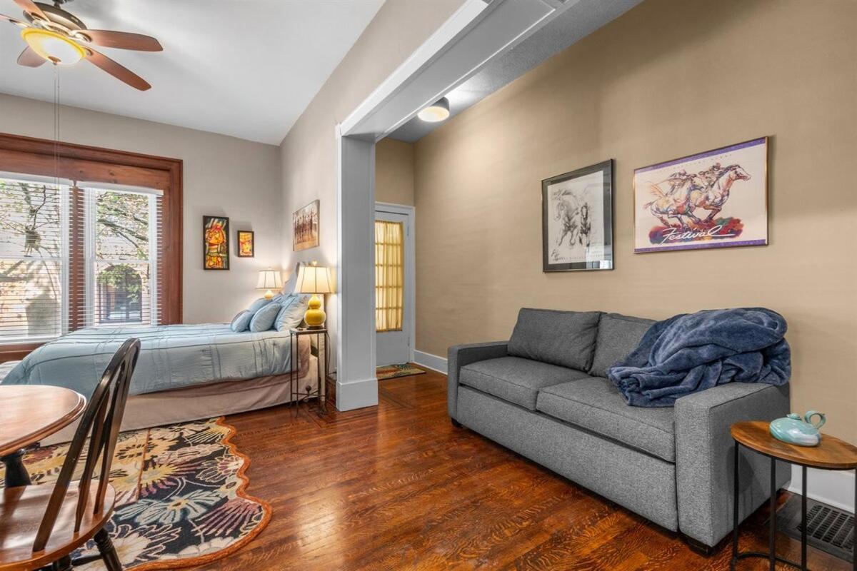 Broadway Basecamp! Apartment